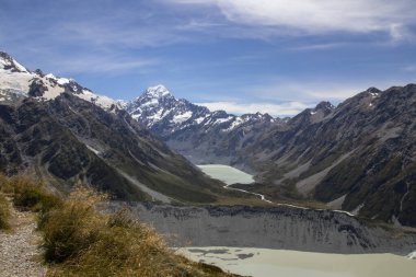 Cook Dağı (yerel Maori dilinde Aoraki olarak da bilinir) Yeni Zelanda 'nın 3,724 metre yüksekliğindeki en yüksek tepesidir..