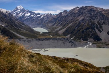 Cook Dağı (yerel Maori dilinde Aoraki olarak da bilinir) Yeni Zelanda 'nın 3,724 metre yüksekliğindeki en yüksek tepesidir..