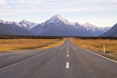 Cook Dağı 'na giden yol en görkemli yollardan biridir..