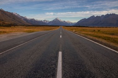 Cook Dağı 'na giden yol en görkemli yollardan biridir..