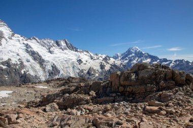 Cook Dağı (yerel Maori dilinde Aoraki olarak da bilinir) Yeni Zelanda 'nın 3,724 metre yüksekliğindeki en yüksek tepesidir..