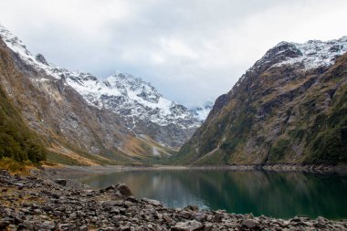 Marian Gölü güzel bir vadide asılı bir alp gölüdür..
