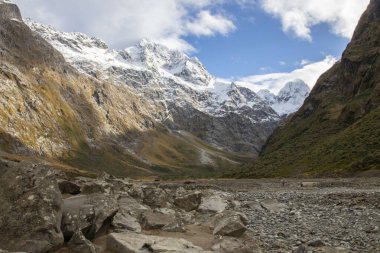 Marian Gölü güzel bir vadide asılı bir alp gölüdür..