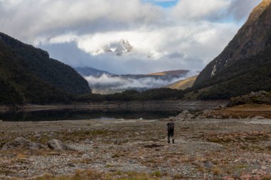 Marian Gölü güzel bir vadide asılı bir alp gölüdür..