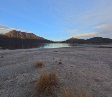 Fiordland Ulusal Parkı 'nda yuva yapmış olan Yeşil Göl Kulübesi, huzurlu bir dinlenme yeri sunan ücra bir kır kulübesi..