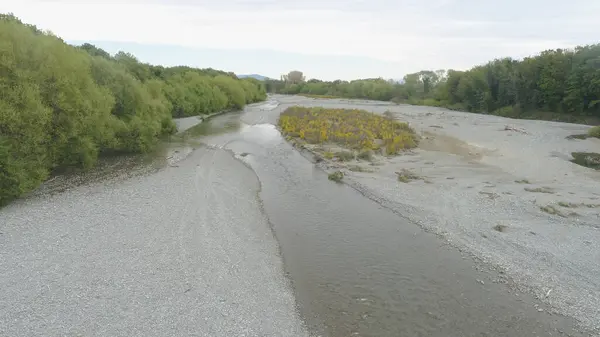 Bu İHA fotoğrafı Yeni Zelanda 'daki Ashley Nehri' ni gösteriyor..