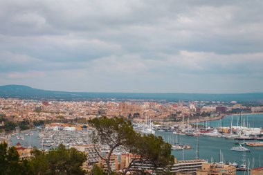 Palma de Mallorca, İspanya, 4 Nisan 2022 - Mallorca şehri binaları, limanları ve dağları