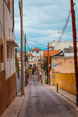 Palma de Mallorca, İspanya, 4 Nisan 2022 Dar Sokak renkli evleri ve ışık direkleriyle