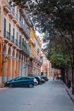 Palma de Mallorca, İspanya, 4 Nisan 2022 Sabit arabalı, ağaçlı ve renkli binalı