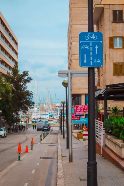 Palma de Mallorca, İspanya, 4 Nisan 2022 - Arka planda liman bulunan bisiklet yolu tabelası