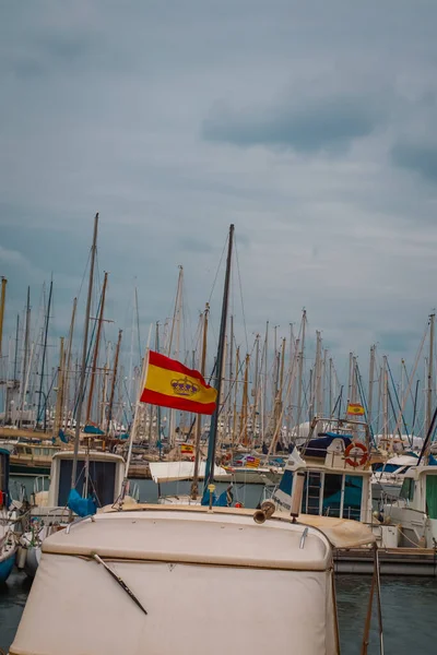 Palma Mallorca Hiszpania Kwietnia 2022 Mały Jacht Hiszpańską Flagą Port — Zdjęcie stockowe