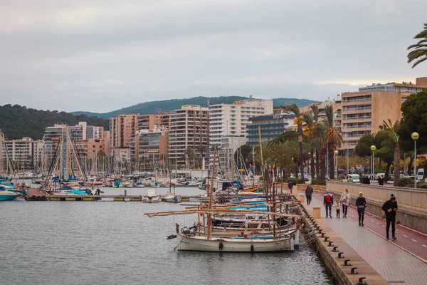 Palma Mallorca Hiszpania Kwietnia 2022 Łodzie Stacjonujące Port Palma Ludzie — Zdjęcie stockowe