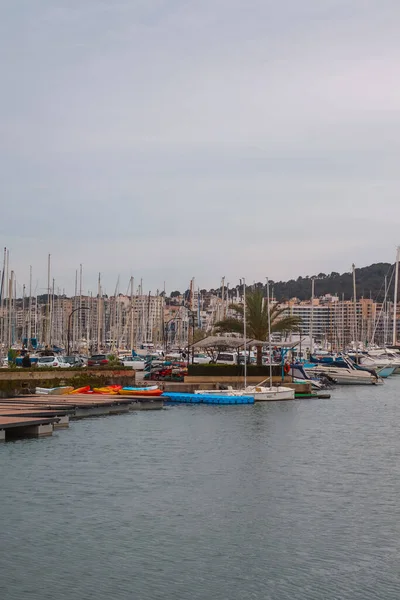 Palma Mallorca Hiszpania Kwietnia 2022 Stacjonarne Jachty Port Palma Budynkami — Zdjęcie stockowe