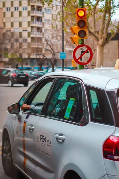 Palma Mallorca España Abril 2022 Taxi Conductor Esperando Luz Roja —  Fotos de Stock