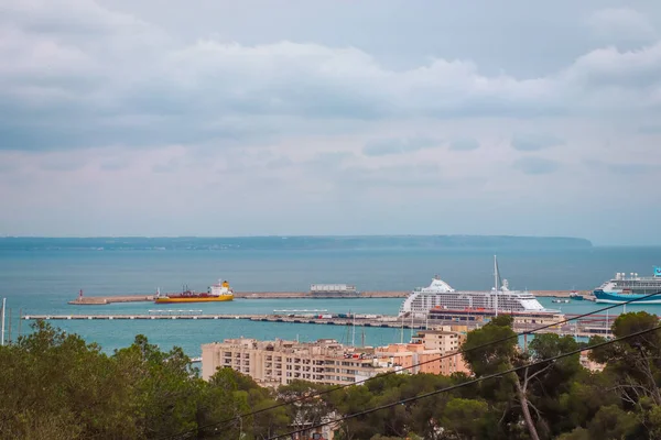 Palma Mallorca Hiszpania Kwietnia 2022 Krajobraz Portu Statkami Wycieczkowymi Morzem — Zdjęcie stockowe
