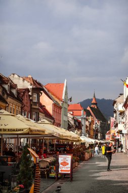 Brasov, Romanya, 29 Temmuz 2022 - Eski kentte gün içinde yerel barlar açıldı