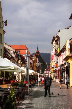Brasov, Romanya, 29 Temmuz 2022 - İnsanlar gün içinde Brasov 'daki eski kentte yürüyorlar
