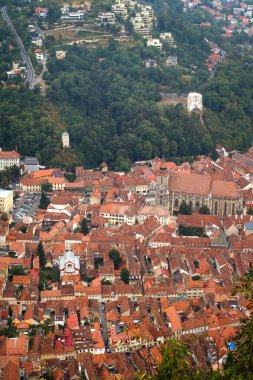 Romanya 'nın Brasov kentinin gündüz binalar ve parklarla çevrili manzarası