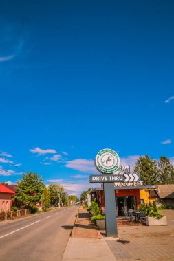 Radauti, Romanya, 11 Eylül 2022 - Karayolu ve açık gökyüzü olan kahve dükkanına sür