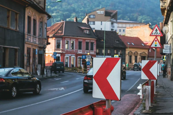 Брасов Румунія Липня 2022 Року Вуличні Знаки Будинками Машинами — стокове фото