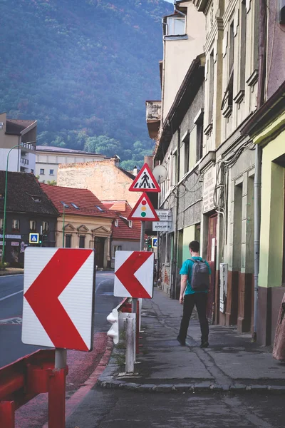 Brasov Румунія Липня 2022 Вуличні Знаки Будинками Людиною Йде Пішки — стокове фото