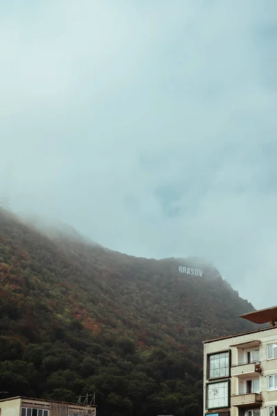 Brasov 'un dağdaki tabelasını ve kopyalama alanı olan binaları kapatın