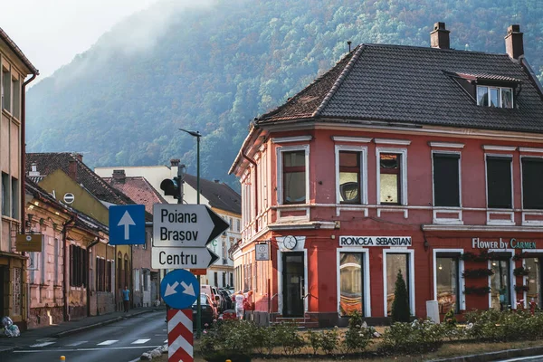 Brasov, Romanya, 29 Temmuz 2022 - Kavşaktaki sokak adı göstergelerini kapat
