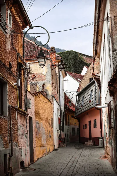 Enge Straße Mit Alten Häusern Brasov Rumänien — Stockfoto