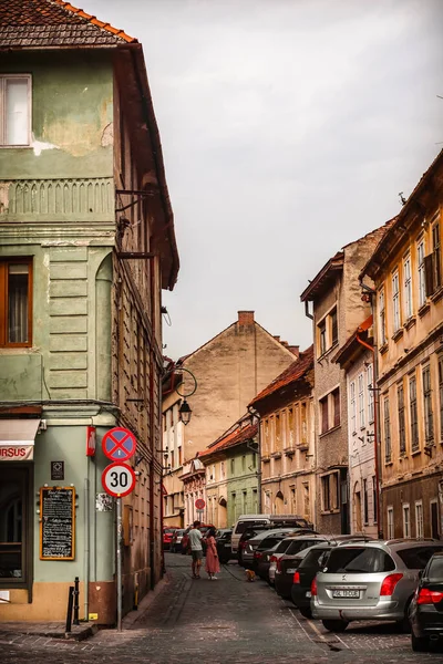 Brasov Rumänien Juli 2022 Enge Straße Mit Geparkten Autos Und — Stockfoto