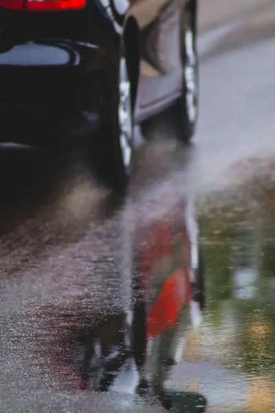 Sidan Bilen Reflekterar Vattnet Vägen — Stockfoto