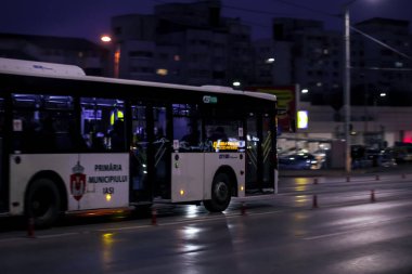 Iasi, Romanya, 8 Kasım 2022 - Gece sokakta otobüs, 41 numara
