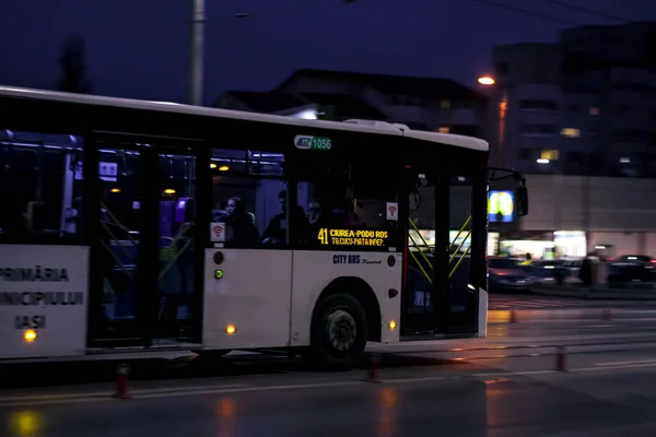 Ясі Румунія Листопада 2022 Року Автобус Вулиці Вночі Під Номером — стокове фото