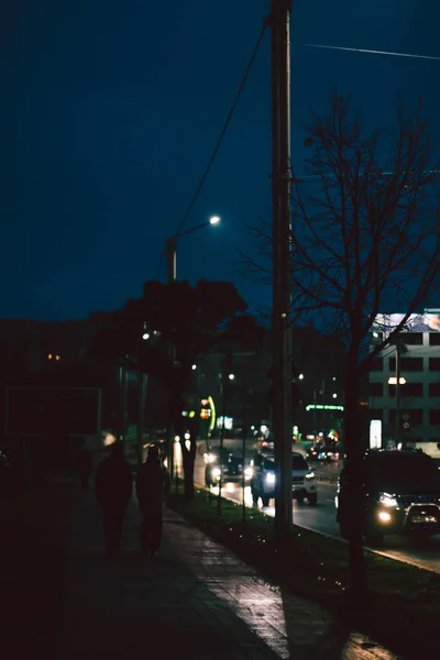 漆黑的街道 夜间有车 — 图库照片