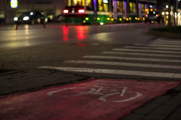 Fahrradschild Auf Dem Gehweg Mit Rotem Hintergrund Und Straßenbahn Mit — Stockfoto
