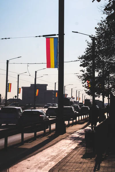 Podsvícené Siluety Aut Lidí Procházející Přes Most Národní Rumunskou Vlajkou — Stock fotografie