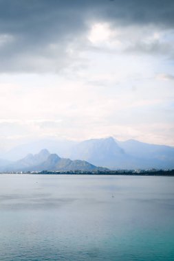 Akdeniz ve dağlar Antalya kıyılarından görülebilecek mesafede zirveye ulaştılar