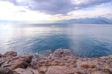 Akdeniz ve dağlar Antalya kıyılarından görülebilecek mesafede zirveye ulaştılar