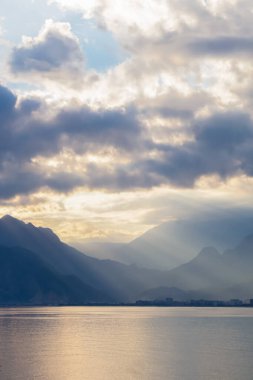 Akdeniz manzarası, günbatımında uzak dağlar, Antalya, Türkiye