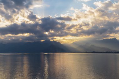 Akdeniz manzarası, günbatımında uzak dağlar, Antalya, Türkiye