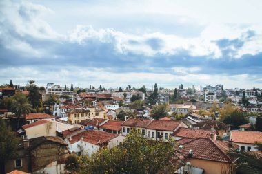 Gökyüzünde bulutlar olan Antalya sahil evleri