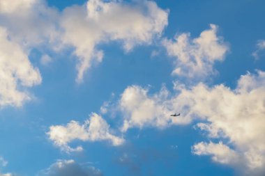 Mavi gökyüzü bulutlu ve güneşli bir günde uçakla