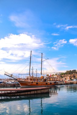 Antalya, Türkiye, 27 Kasım 2022 - Roma limanı ve güneşli bir günde yatlı Eski Şehir Marina