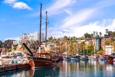 Antalya, Türkiye, 27 Kasım 2022 - Roma limanı ve güneşli bir günde yatlı Eski Şehir Marina
