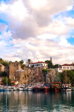 Antalya, Türkiye, 27 Kasım 2022 - Roma limanı ve güneşli bir günde yatlı Eski Şehir Marina