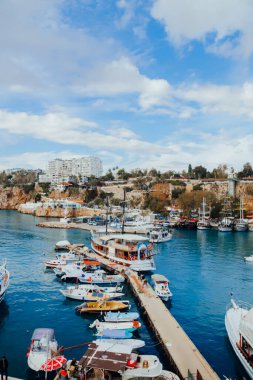 Antalya, Türkiye, 27 Kasım 2022 - Roma Limanı 'nın güneşli bir günde renkli yatlı manzarası