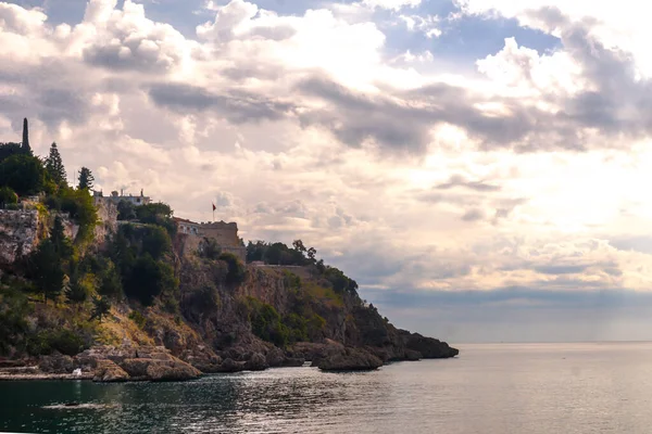 Costa Porto Antalya Com Penhasco Pedras Mar Durante Dia Nublado — Fotografia de Stock