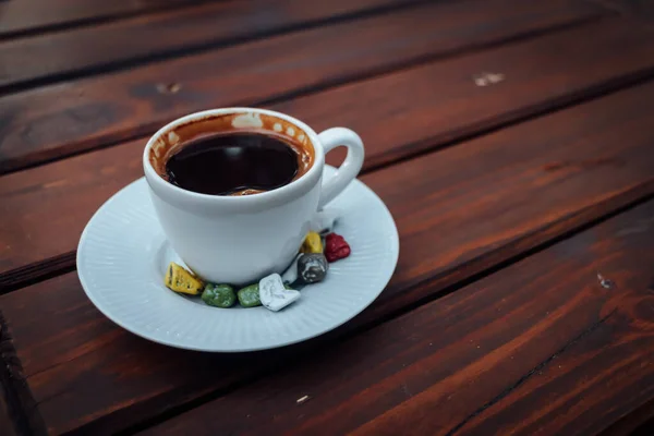 Крупный План Турецкого Кофе Маленькой Белой Чашке Красочными Камнями Вокруг — стоковое фото