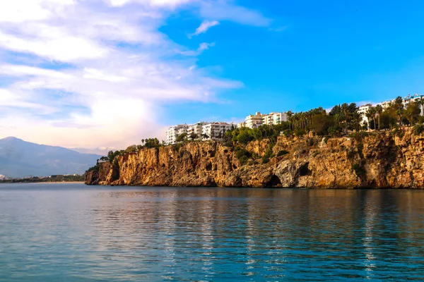 Güneşli bir günde Antalya Limanı 'nın kayalık ve taşlarla kaplı kıyıları