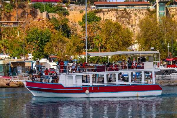 2022年11月27日 土耳其安塔利亚 在阳光灿烂的日子里 与游客在罗马港口的游艇 — 图库照片