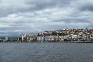 Bulutlu bir günde renkli binalarla İzmir manzarası, Türkiye 2022